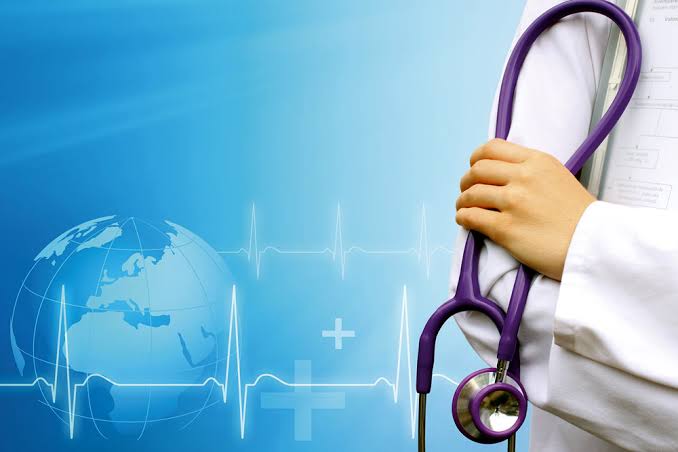 Ống nghe y khoa trên nền y tế số — minh họa chuẩn hóa vận hành chuỗi phòng khám trước khi nhân bản